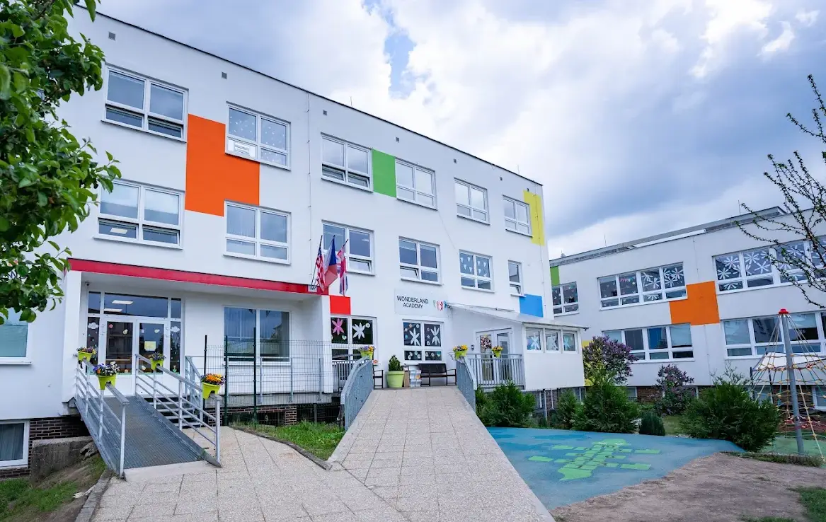 Budova Základní školy Wonderland Academy